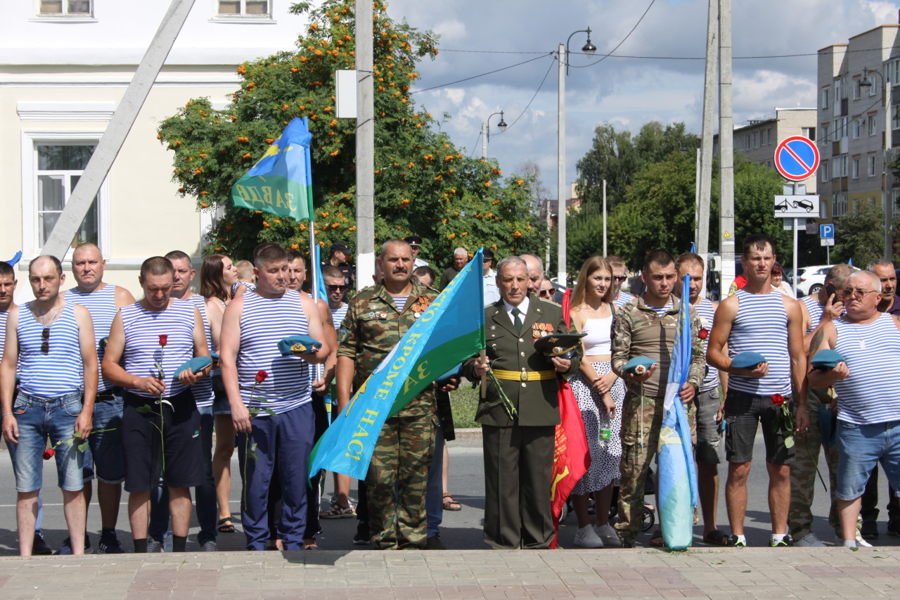 Ишимские десантники отметили 93-ю годовщину ВДВ | 03.08.2023 | Ишим -  БезФормата