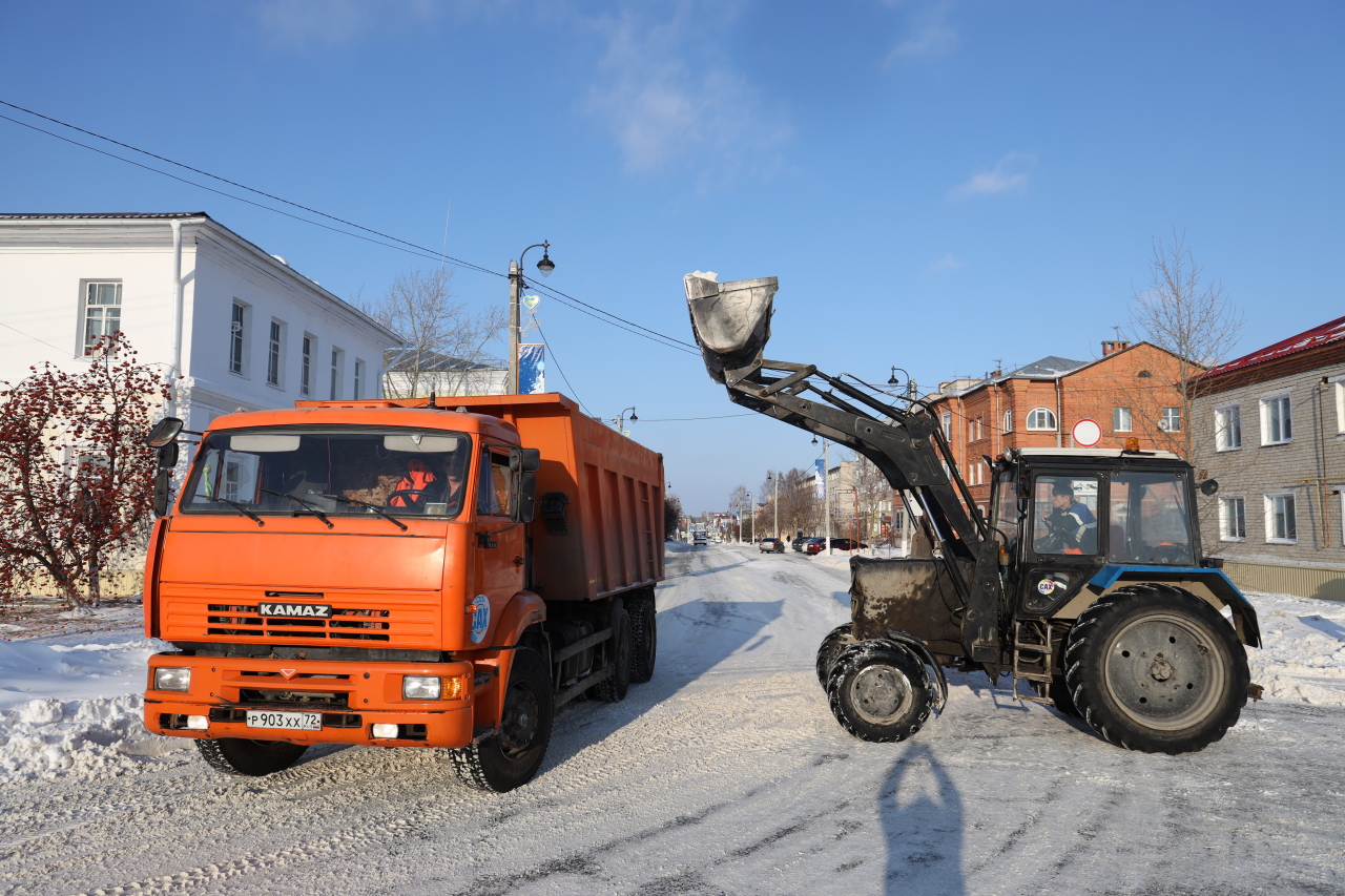 Метели пролетели: в Ишиме борются с последствиями снегопадов | 17.01.2022 |  Ишим - БезФормата