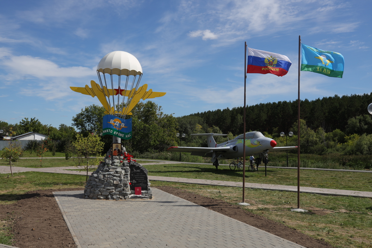 В Ишиме открыли стелу в честь Воздушно-десантных войск России | 02.08.2022  | Ишим - БезФормата