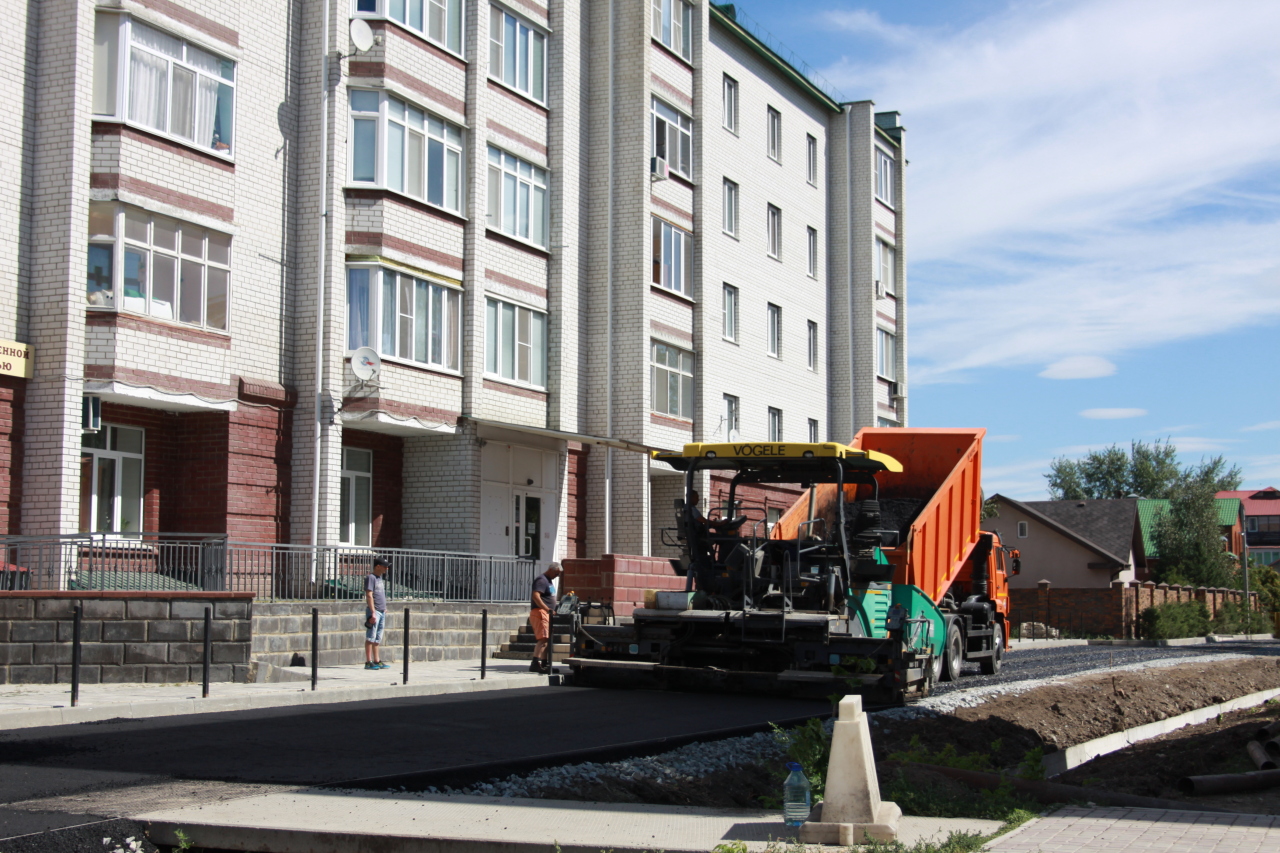 В Ишиме продолжается сезон дорожных работ | 17.08.2022 | Ишим - БезФормата