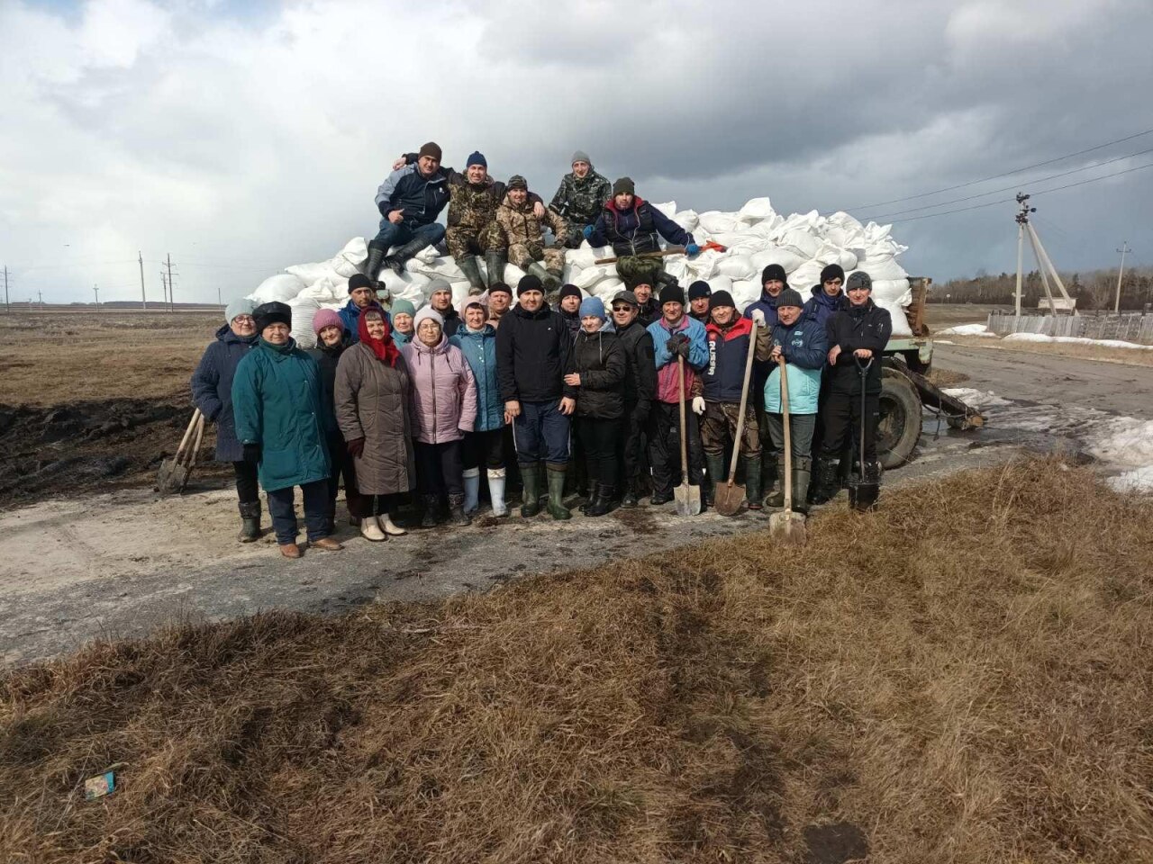 Волонтеры Ишимского района активно помогают подготовиться к паводку |  15.04.2024 | Ишим - БезФормата