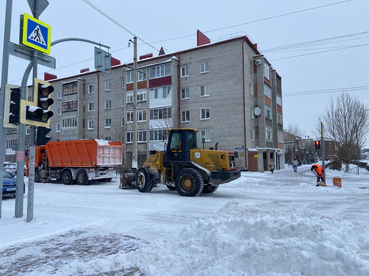 Коммунальные службы Ишима борются со снегом | 05.12.2023 | Ишим - БезФормата