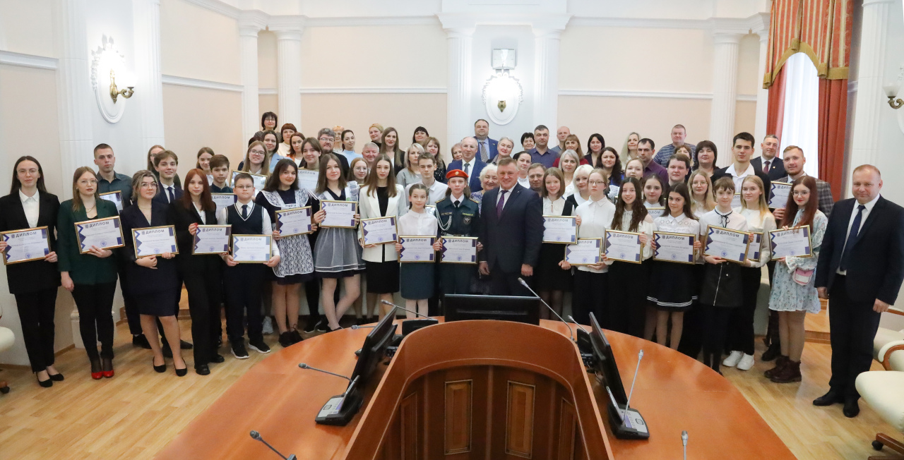 Стипендиатам главы города Ишима вручили дипломы | 10.01.2024 | Ишим -  БезФормата